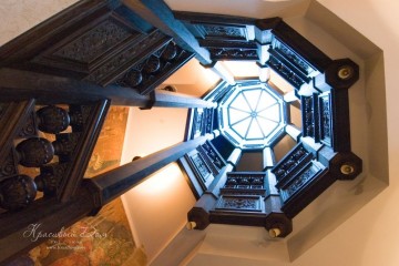 Винтовая лестница с резными деревянными перилами