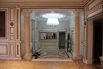 Холл - колонны с лепниной, фриз, эксклюзивная люстра, дверные порталы.