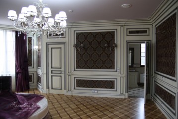 Интерьер спальни - деревянные панели с вставками из текстиля, потолочный карниз, шторы. Итальянская люстра.
