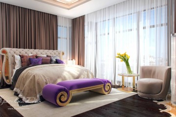 Красивая кровать с фиолетовой банкеткой