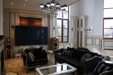 Декор гостиной - итальянская мебель, освещение, отделка стен деревом.