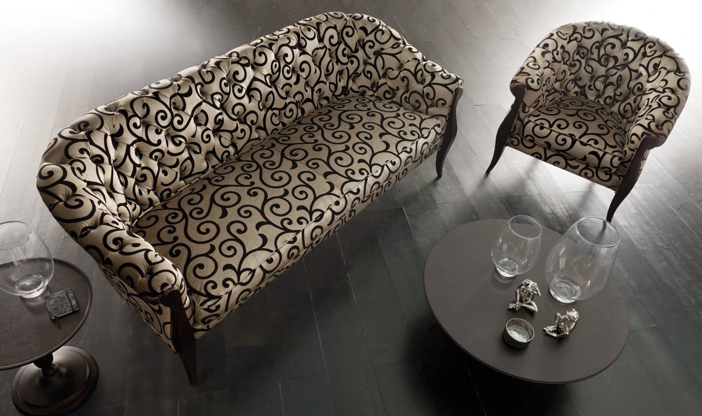 Диван трехместный - acp/1446. Трехместный диван в белой обивке с чернымиузорами от фабрики Angelo Cappellini