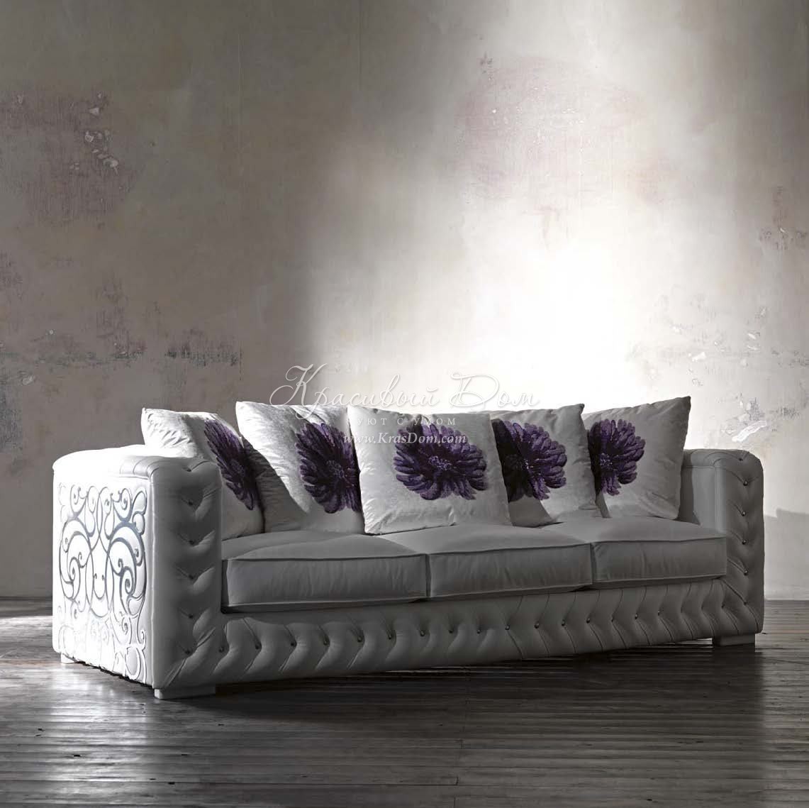 Диван трехместный - bst/041. Светло-серый диван с подушками, украшеннымифиолетовыми цветами от фабрики Bastex