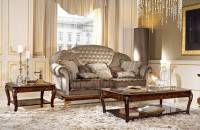 Темно-коричневая гостиная со светлой мягкой мебелью