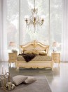 Изысканная классическая спальня цвета слоновой кости