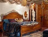 Классическая спальня с позолоченными резными узорами