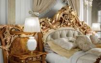 Классическая спальня орехового оттенка со скульптурной позолочен