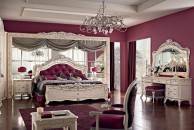 Классическая спальня в белых и ярко-розовых тонах