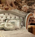 Классическая спальня светло-орехового цвета с серой кроватью