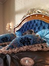 Спальня орехового оттенка с синим бархатом