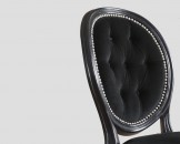 Черный бархатный стул с округлой стеганой спинкой