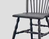 Черный стул с полуовальной спинкой на точеных ножках