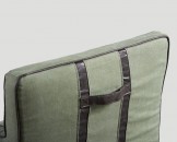 Стул блекло-зеленого цвета в текстильном чехле с кожаными вставк