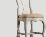 Состаренный стул с высокой жесткой спинкой
