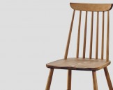 Коричневый деревянный стул с реечной спинкой