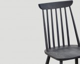 Черный деревянный стул с вертикальными рейками на спинке