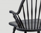 Жесткий деревянный стул с фигурным сиденьем и полуовальной спинк