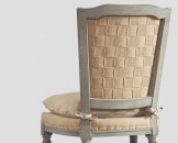 Бежевый стул с трапециевидной спинкой, украшенной полотном с шах