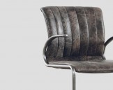 Металлический стул, обтянутый винтажной кожей