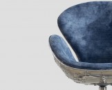 Металлический стул необычной формы в синей текстильной обивке