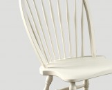 Белый стул с решетчатой округлой спинкой на точеных ножках