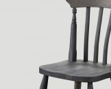Темно-серый стул с вертикальными рейками на спинке