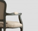 Серо-коричневый стул с мягкими вставками на подлокотниками