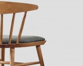 Деревянный стул с серым текстильным сиденьем и гнутой спинкой