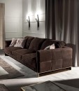 Трехместный диван, обтянутый темно-коричневым бархатом