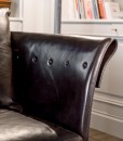 Темно-коричневый кожаный диван со съемными подушками на спинке