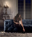 Черный бархатный диван, декорированный стразами