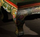 Разноцветный кофейный стол, декорированный росписью с животными