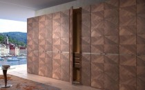 Большой гардеробный распашной шкаф, декорированный интарсией