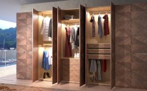 Большой гардеробный распашной шкаф, декорированный интарсией
