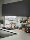 Светло-серая угловая кухня с черными навесными шкафами