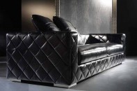 Черный кожаный диван с геометрической простежкой
