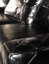 Черный кожаный диван с геометрической простежкой