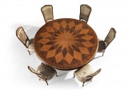 Большой обеденный стол с круглой столешницей, украшенной геометр