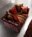 Бордовый диван с полосатыми подушками