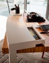 Письменный стол орехового оттенка с белым надстольем