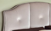 Бежевая бархатная кровать с контрастной окантовкой