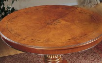 Обеденный стол орехового оттенка с круглой раздвижной столешнице