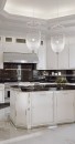 Белая кухня в отделке мрамором цвета мокко