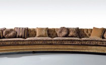 Большой закругленный четырехместный диван в комбинированной свет