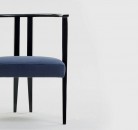 Черный полукруглый стул с открытой спинкой и синим сиденьем