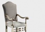 Серое кресло на серебристом каркасе