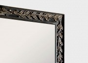 Зеркало в черной раме с резными серебристыми листьями