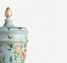 Голубая расписная ваза с цветами и птицами
