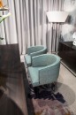 Полукруглый стул в текстильной обивке на основании из металличес
