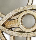 Декоративное зеркало из патинированных серебряных лепестков